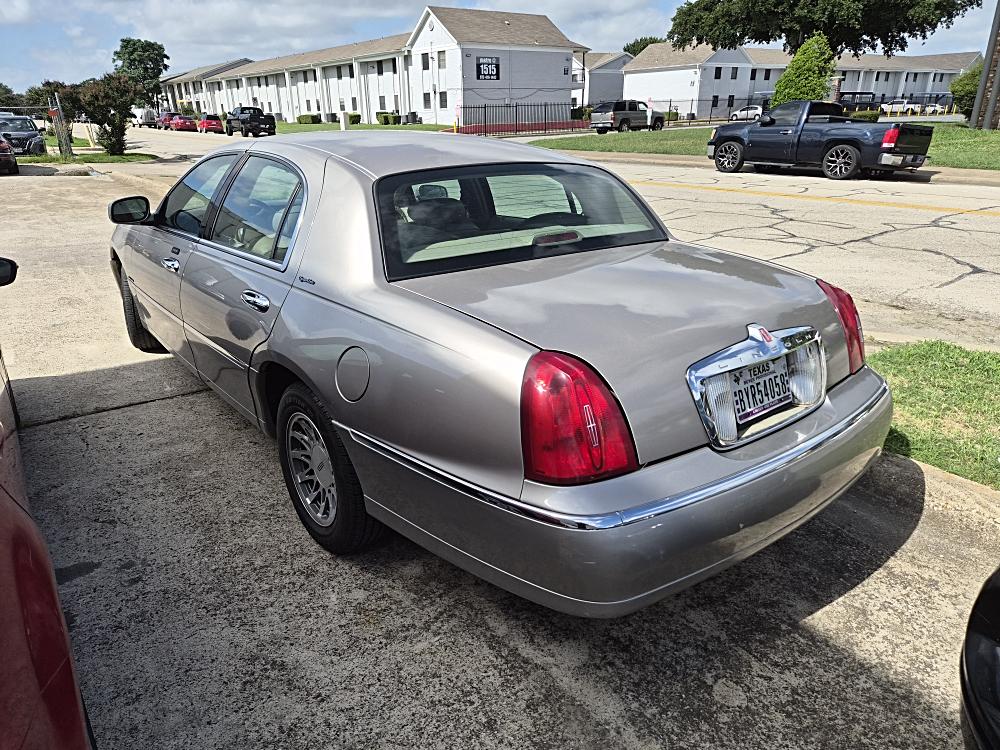 lincoln town car 2001 1LNHM82W41Y653999 image lincoln town car 2001 1LNHM82W41Y653999 image